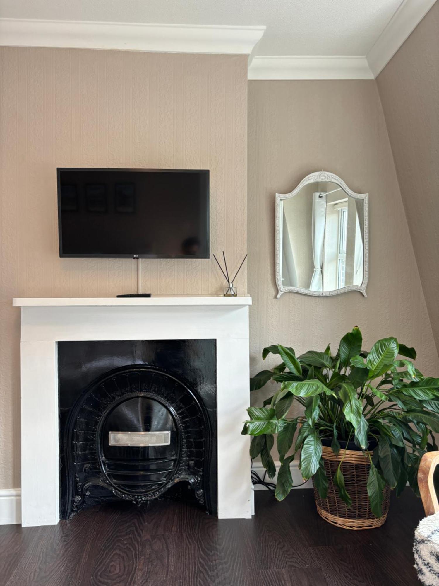 Large East Side Room Above G Grace & Son Tring Luaran gambar